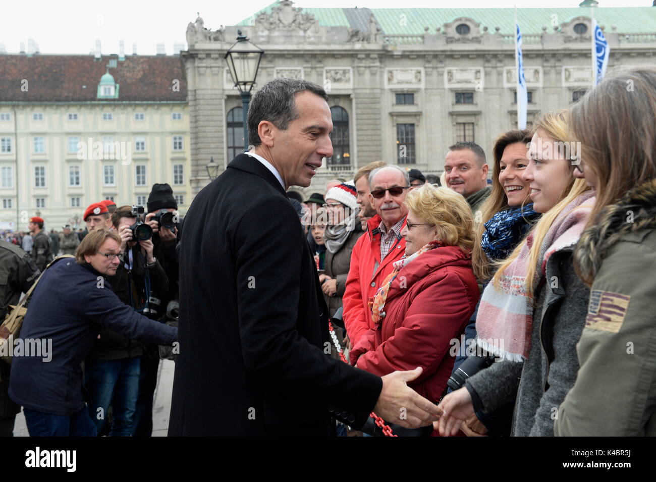 Il Cancelliere federale Christian Kern accoglie i visitatori alla Heldenplatz Foto Stock