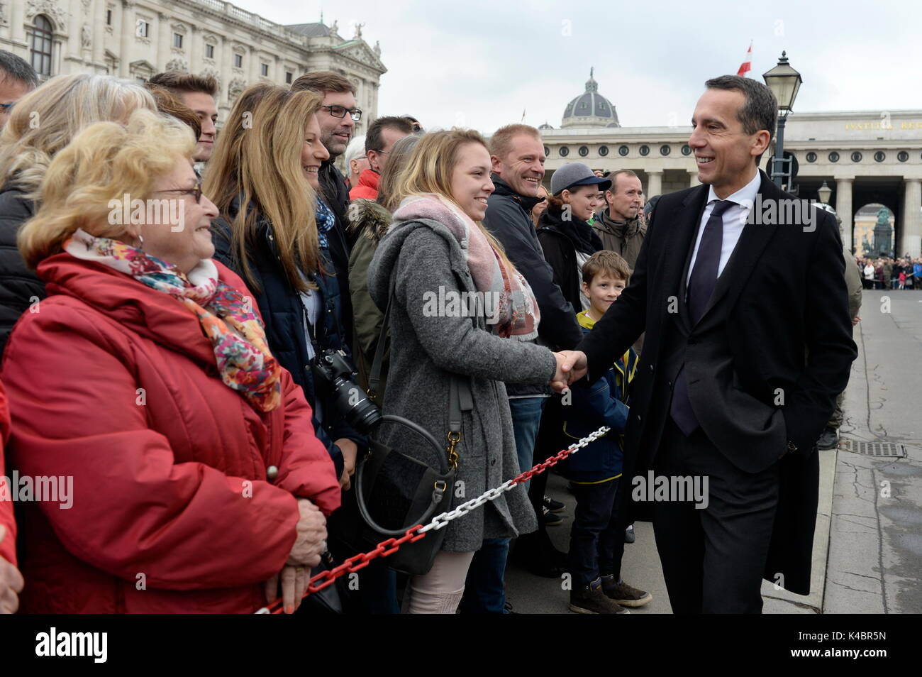 Il Cancelliere federale Christian Kern accoglie i visitatori alla Heldenplatz Foto Stock