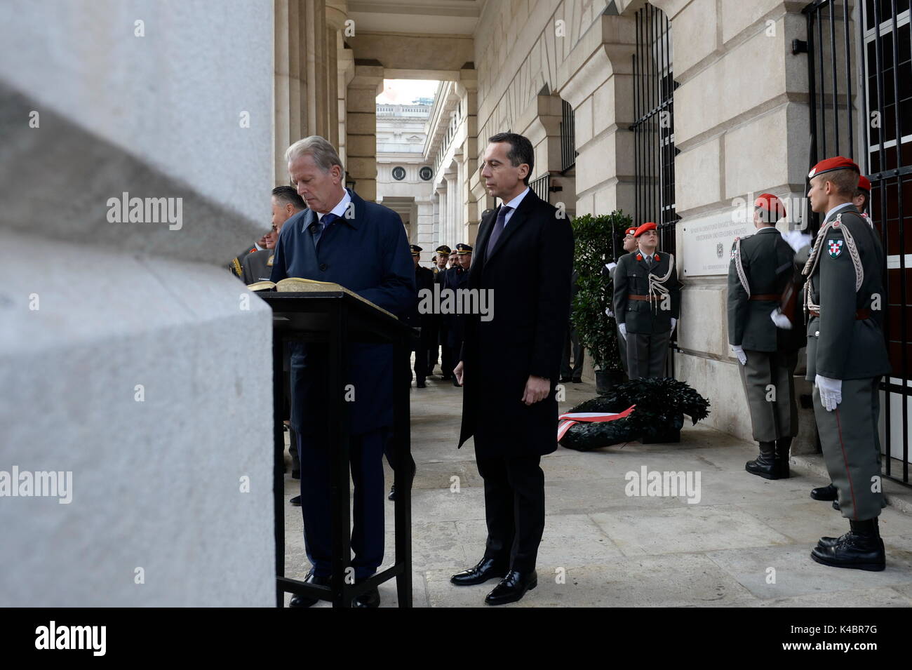 Governo federale austriaco, il Vice Cancelliere Reinhold Mitterlehner e il Cancelliere federale Christian Kern Foto Stock