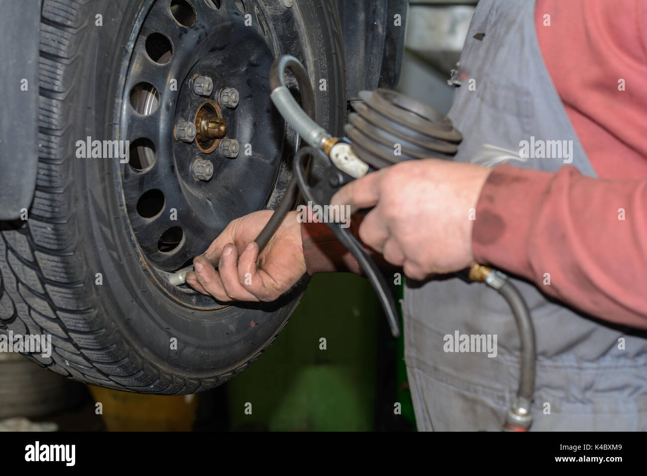 Controlli meccanici per la sostituzione dei pneumatici pressione pneumatici con compressore aria Foto Stock