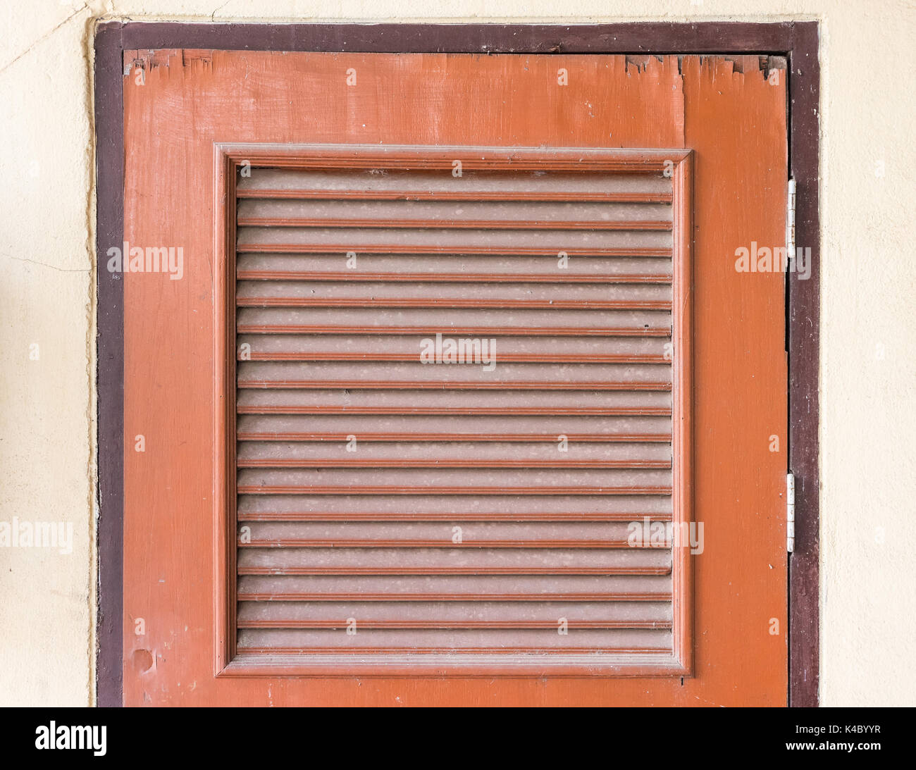 Vecchia porta di legno con delle feritoie di ventilazione per la ventilazione,ripostiglio nella scuola. Foto Stock