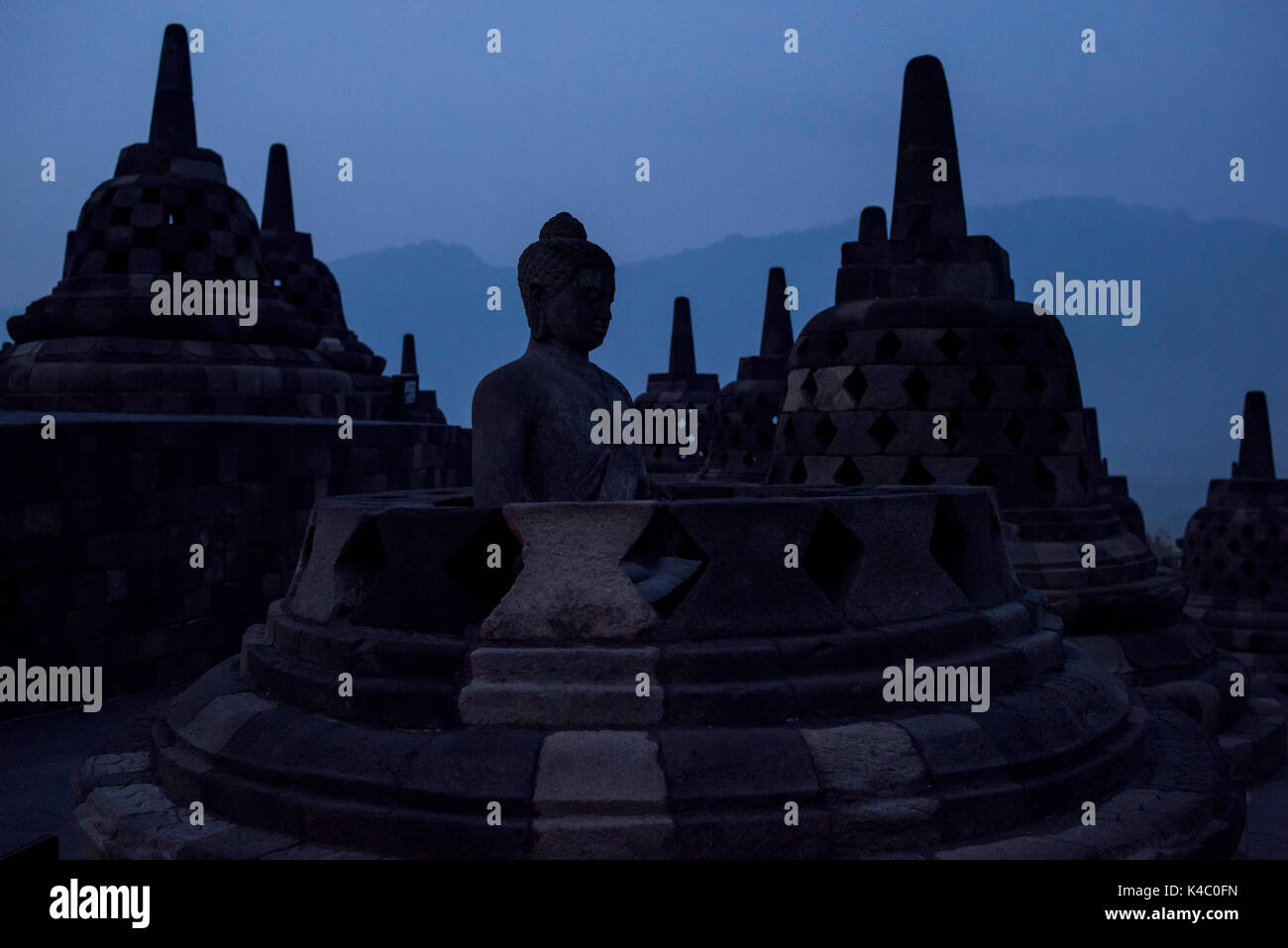 Statua del Buddha presso il tempio borobudor in java, Indonesia. Foto Stock
