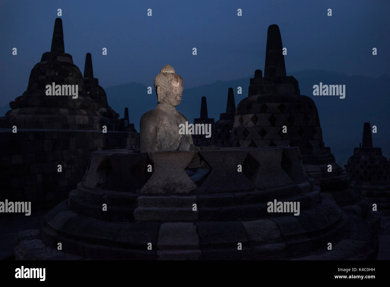 Statua del Buddha presso il tempio borobudor in java, Indonesia. Foto Stock
