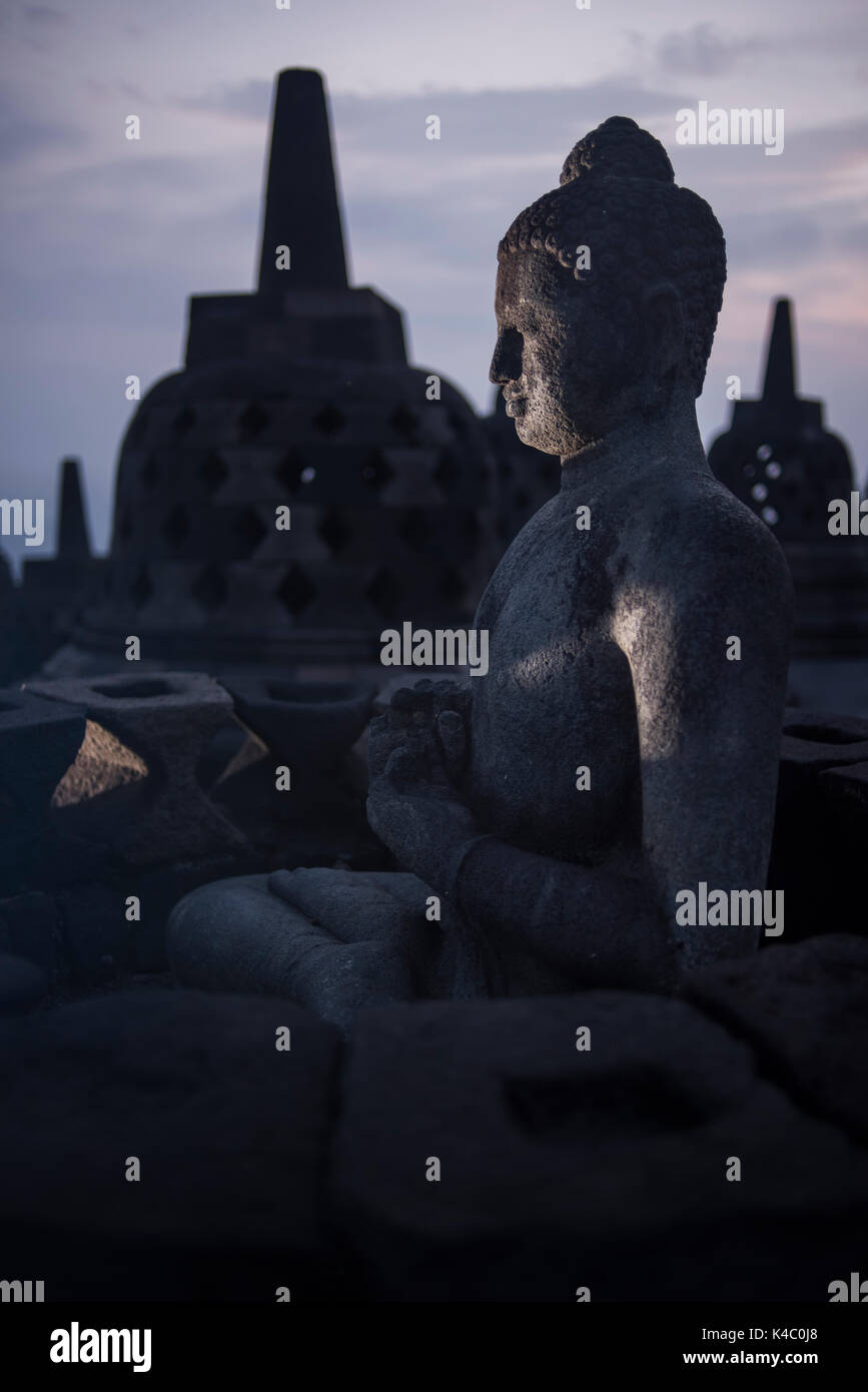Statua del Buddha presso il tempio borobudor in java, Indonesia. Foto Stock