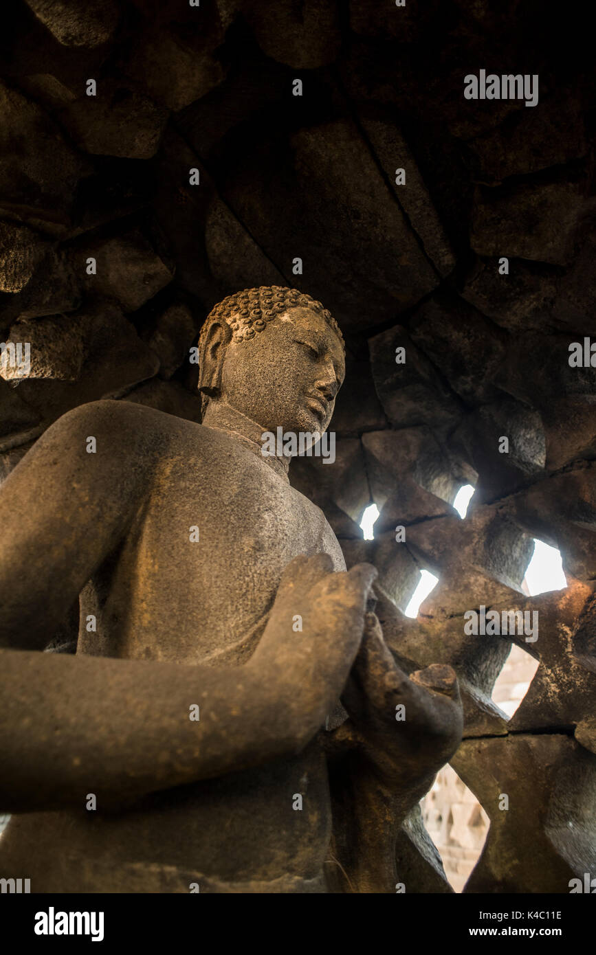 Statua del Buddha presso il tempio borobudor in java, Indonesia. Foto Stock