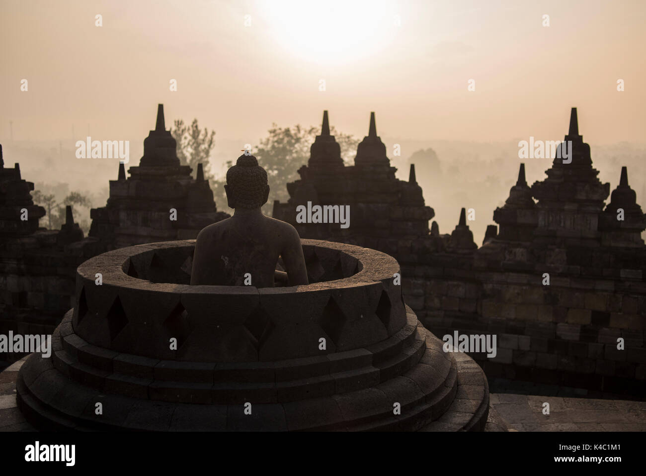 Statua del Buddha presso il tempio borobudor in java, Indonesia. Foto Stock