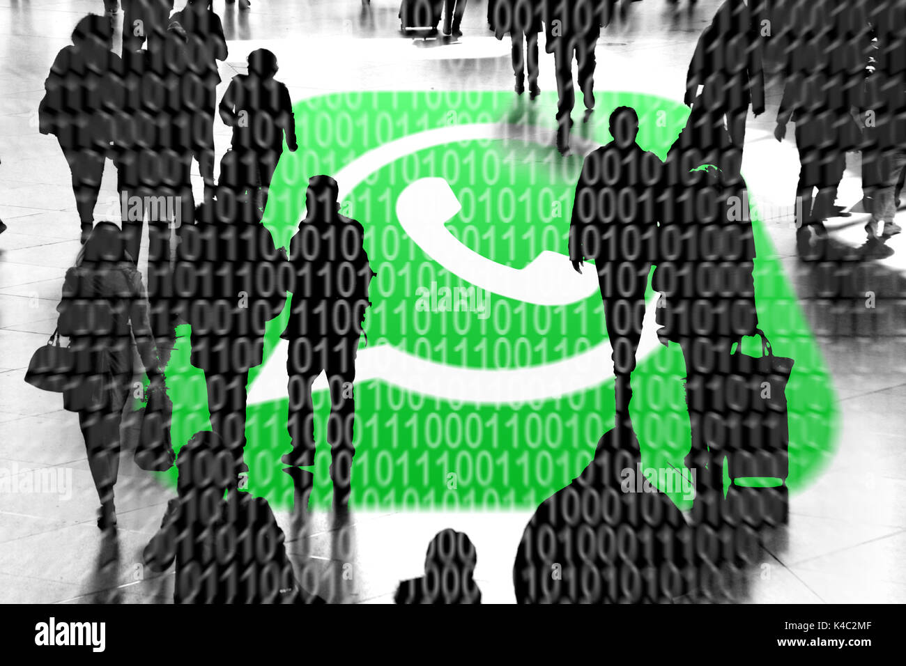 WhatsApp segno con silhouette di persone e codice binario Foto Stock