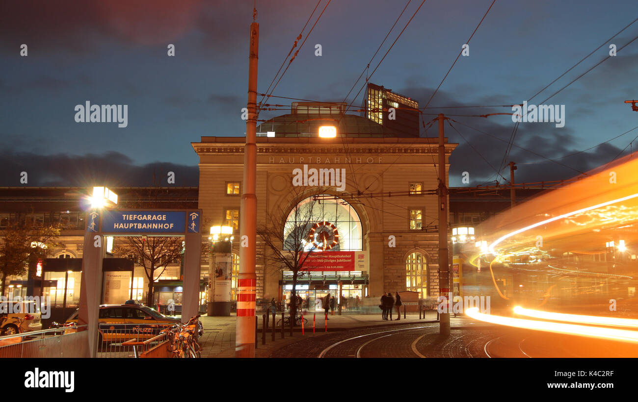 Stazione ferroviaria centrale di Mannheim a Dusk Foto Stock