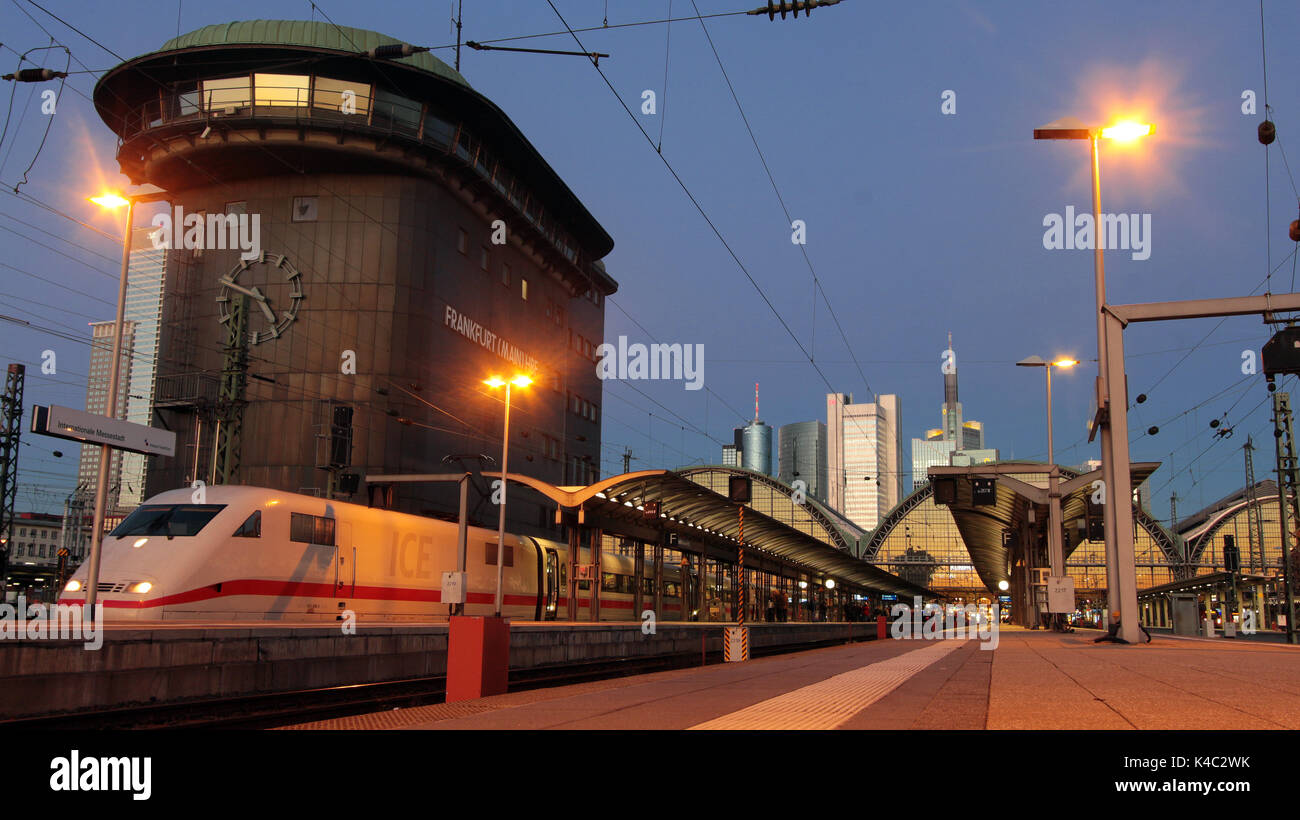 Intercity Express Ice of Deutsche Bahn alla stazione ferroviaria centrale di Francoforte durante il tramonto Foto Stock