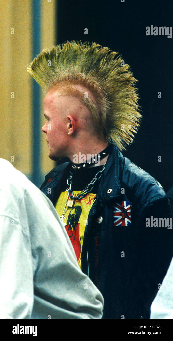 Punk con la tipica acconciatura 2000 Foto Stock