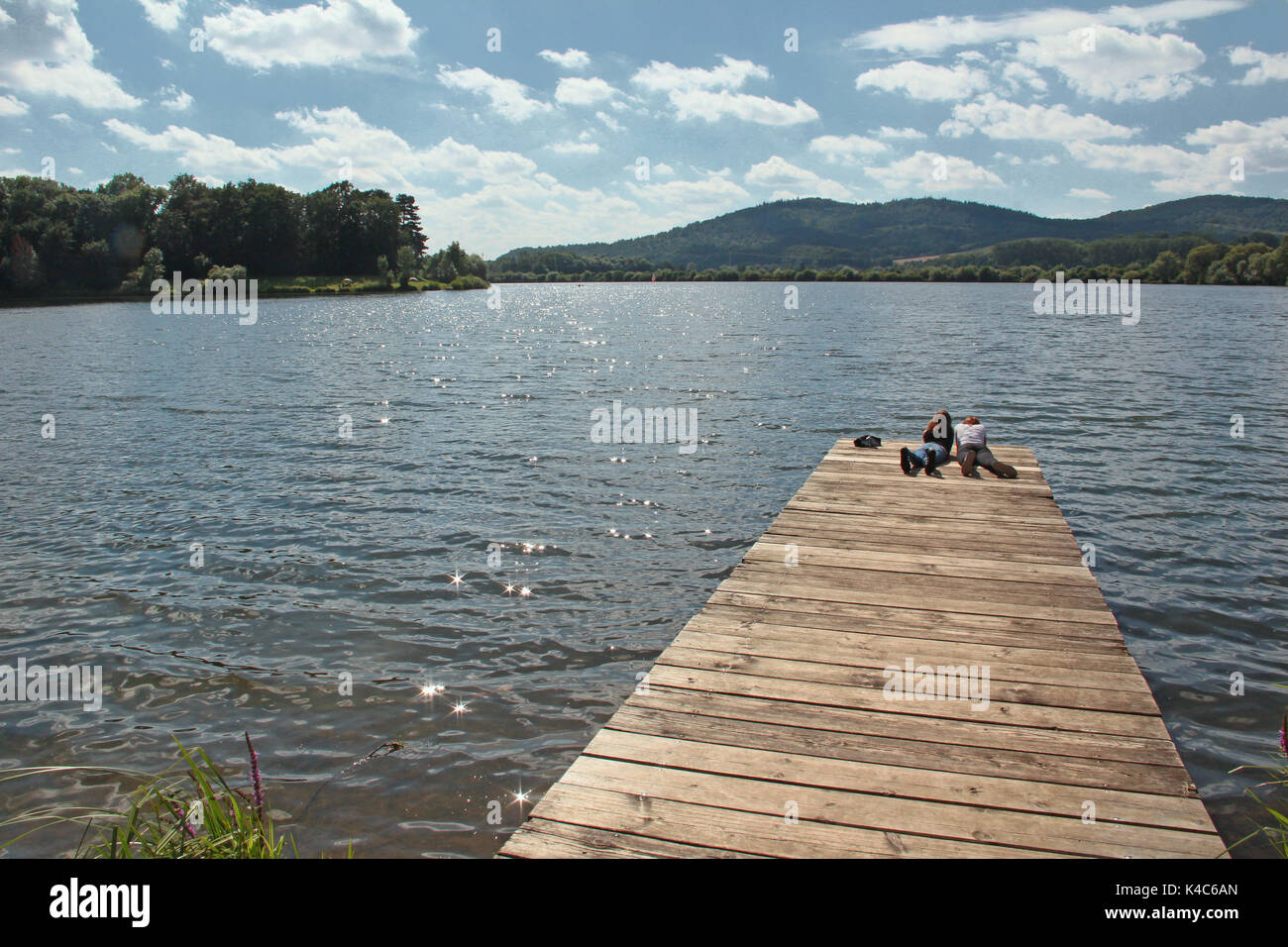 La gioventù su un molo in estate in Alta Franconia Foto Stock