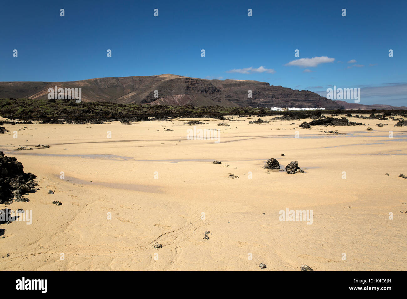 Spiaggia di sabbia con le pietre di lava a Orzola a Lanzarote, Isole Canarie, Spagna, Europa Foto Stock