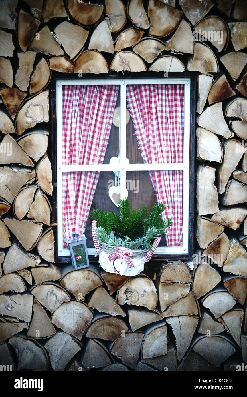 Christmassy finestra decorata Foto Stock