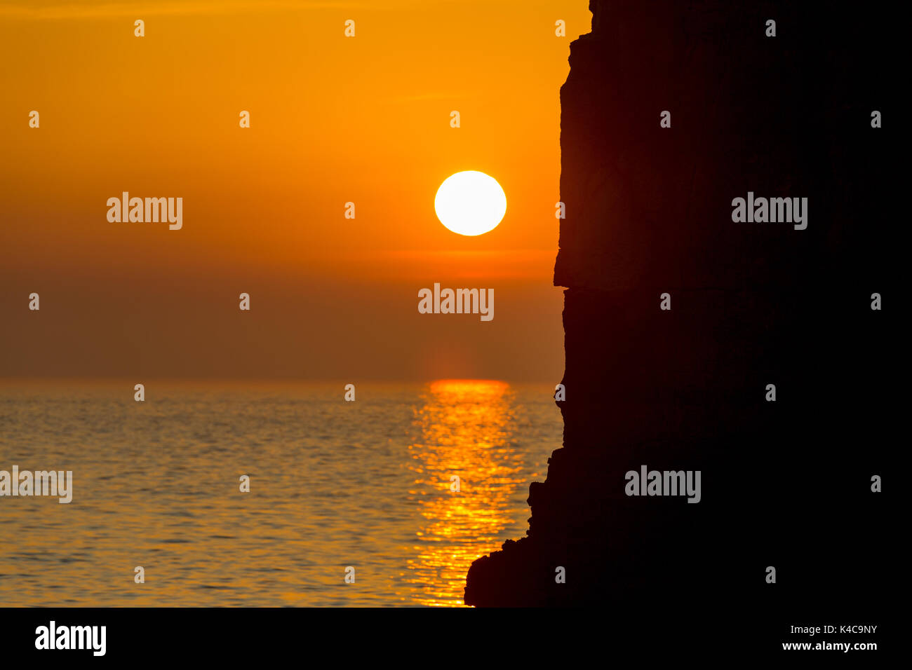 Tramonto dietro un stagliano cliff, pulpito Rosck Foto Stock