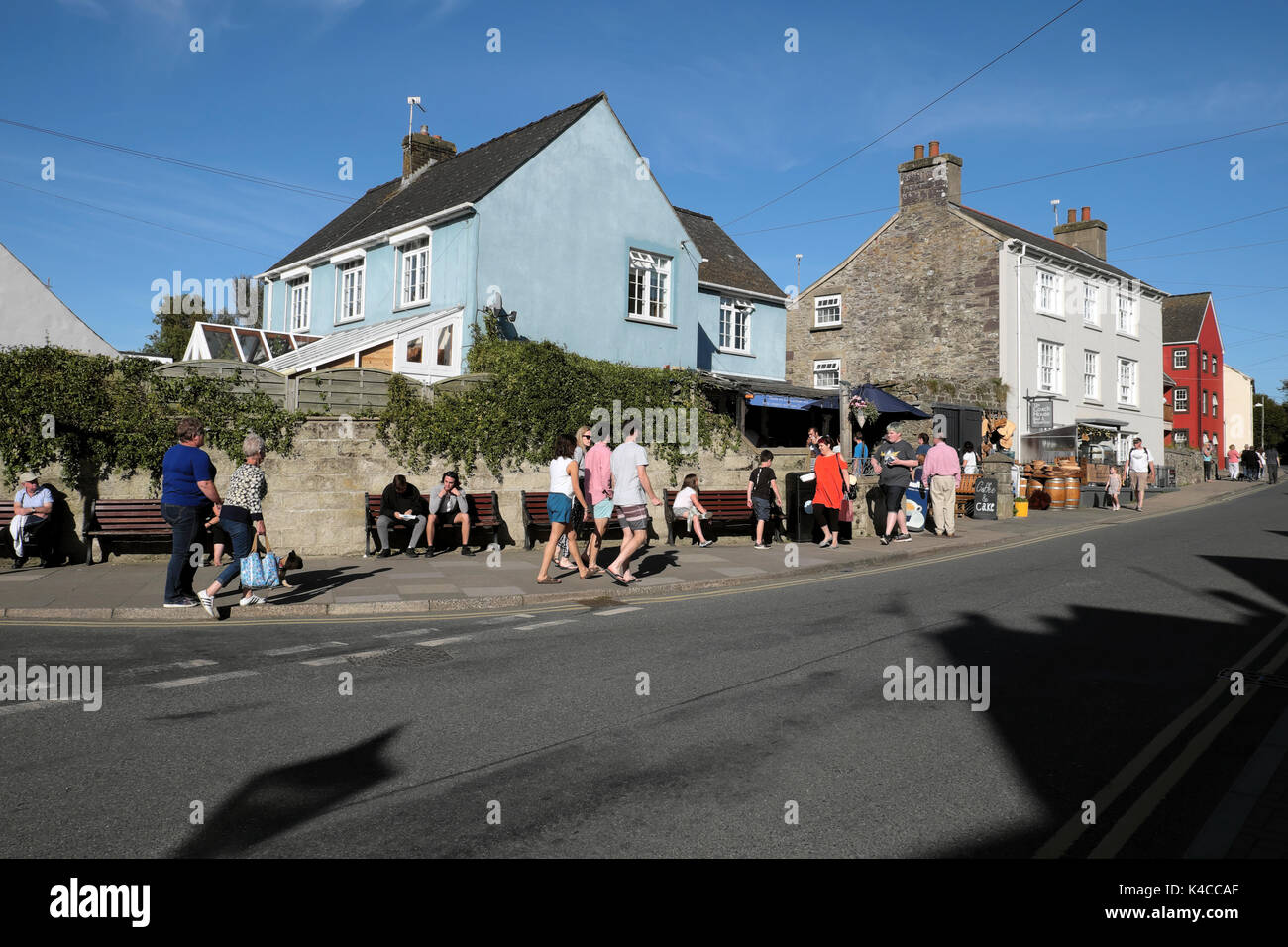 In estate i visitatori in una giornata di sole in AugustSt Davids Pembrokeshire Wales UK KATHY DEWITT Foto Stock