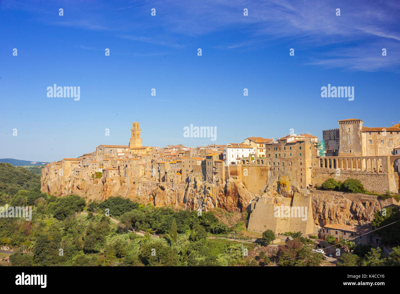 Pitigliano sulle rocce, stretto ad alta costruito case costruite a partire da volcan pietra di tufo, Toscana, Italia Foto Stock
