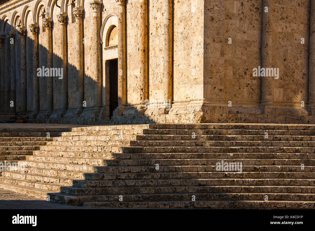 Geometrische Muster Durch Lichteinfall An Der Kathedrale San Cerbone a Massa Marittima, Maremma, Toskana, Italien Foto Stock