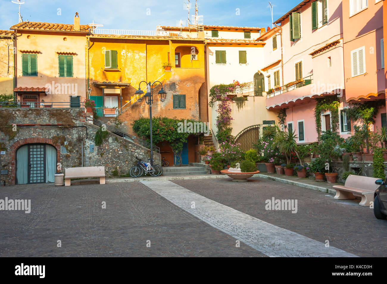 Piccola piazza nel centro di Porto Ercole, Maremma Toscana, Italia Foto Stock