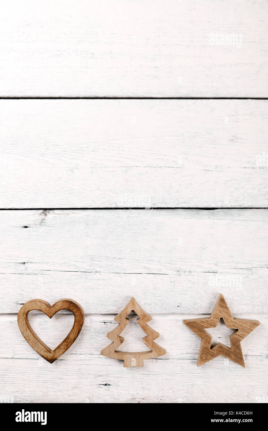 Auguri di Natale - Scheda di decorazioni in legno di colore bianco su uno sfondo di legno Foto Stock