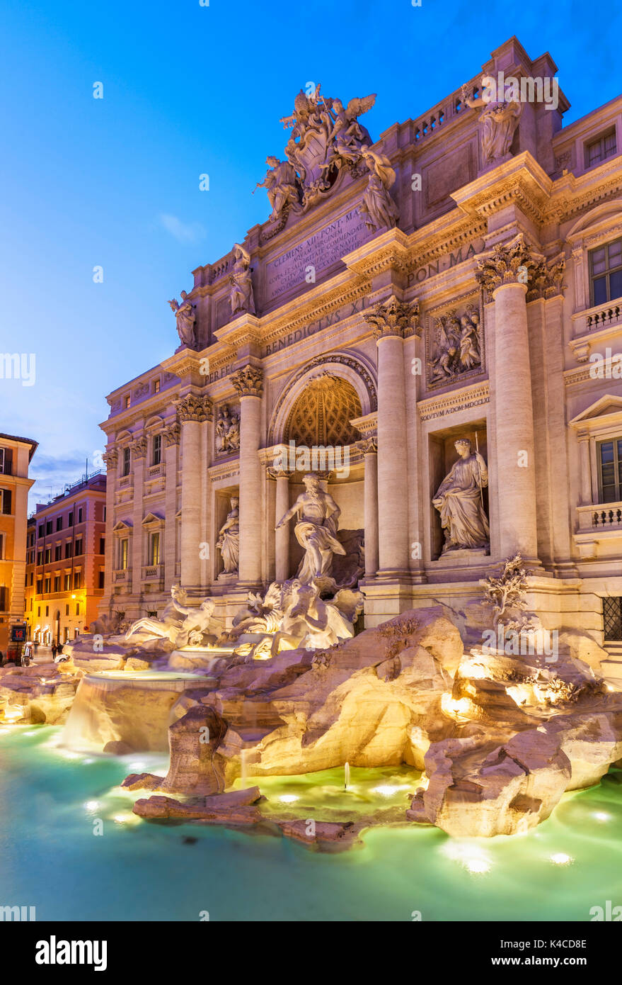 Roma Fontana di Trevi sostenuto dal Palazzo Poli illuminata di notte Roma Lazio Italia Europa UE Foto Stock