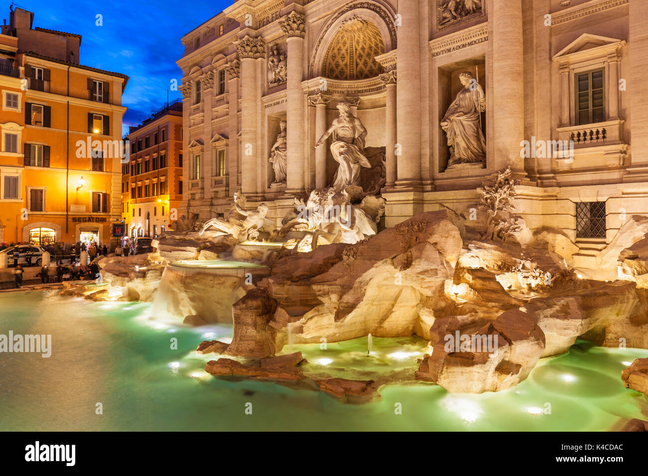 Roma Fontana di Trevi sostenuto dal Palazzo Poli illuminata di notte Roma Lazio Italia Europa UE Foto Stock