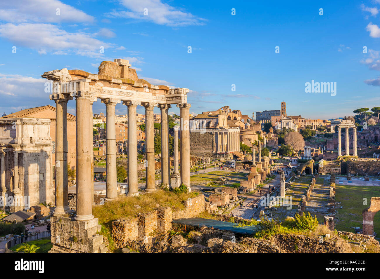 Roma Italia le colonne del Tempio di Saturno e la panoramica dei rovinato Foro Romano, Sito Patrimonio Mondiale dell'UNESCO, Roma, Lazio, l'Italia, Europa Foto Stock