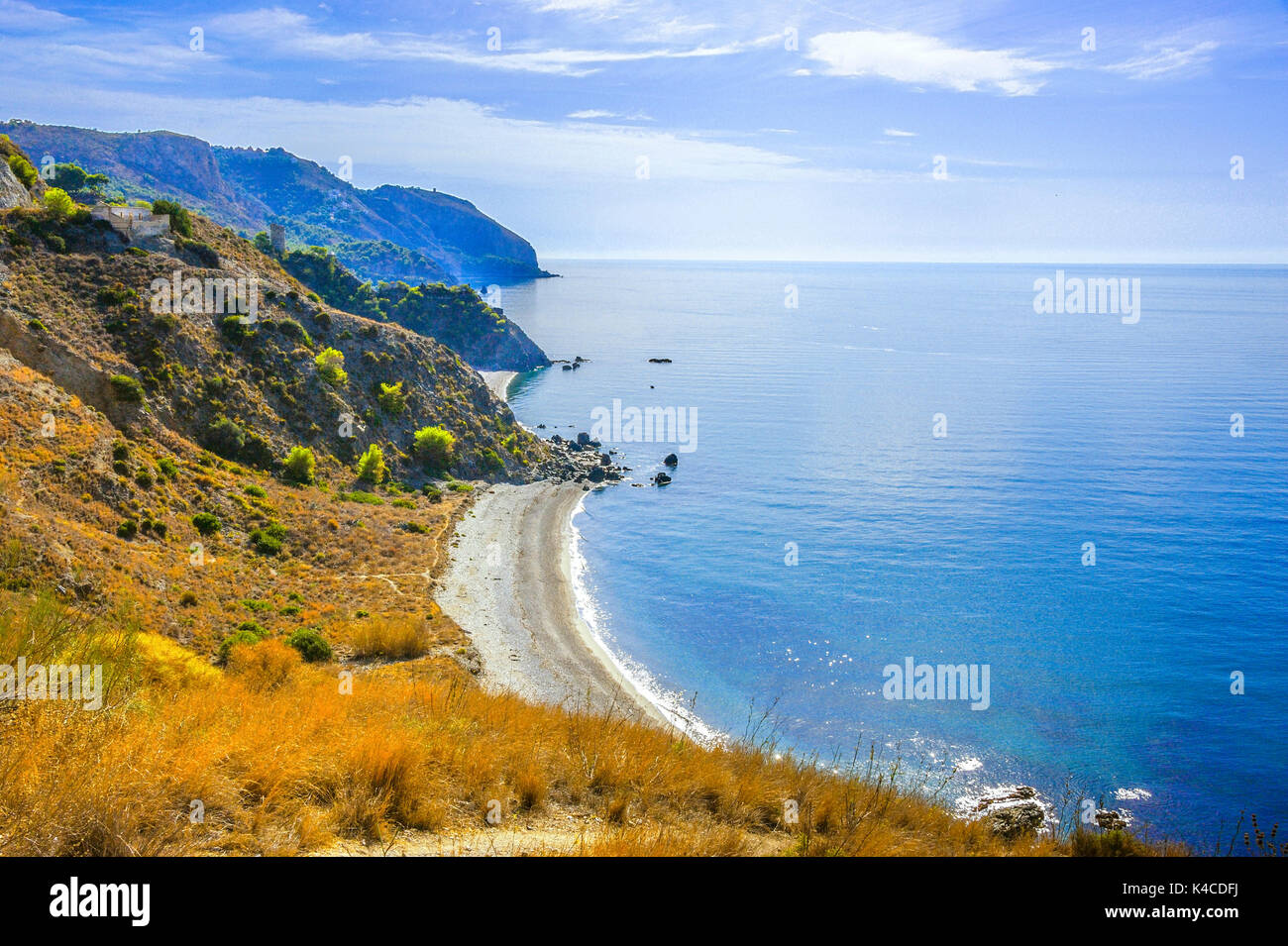 La costa rocciosa con piccole spiagge e la Torre in rovina tra Nerja e Motril, alla Costa del Sol, provincia di Mêlaga, Andalusia, Spagna Foto Stock