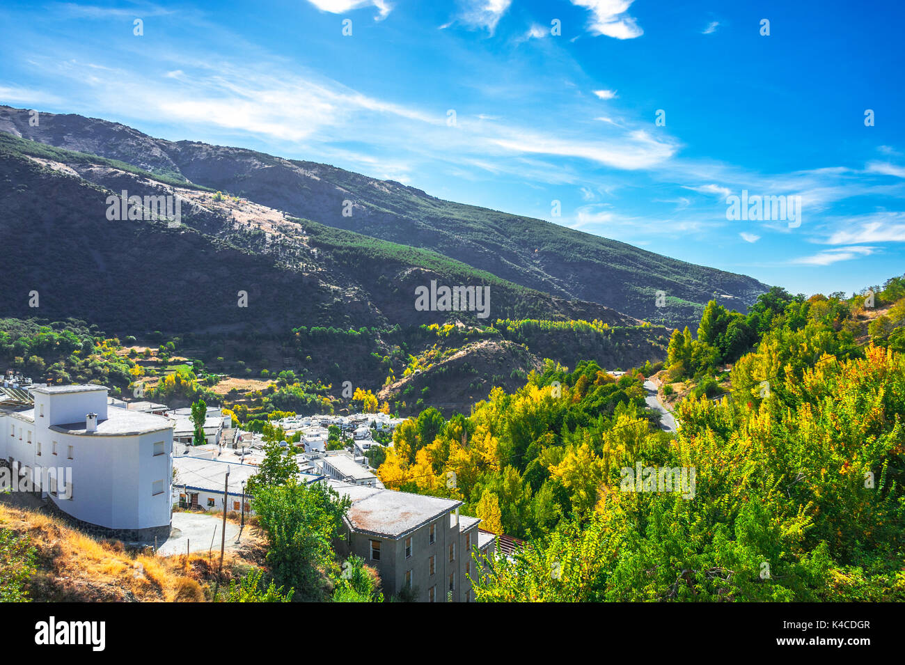 Villaggio bianco Trevélez e il panorama del paesaggio, Andalusia, Spagna Foto Stock