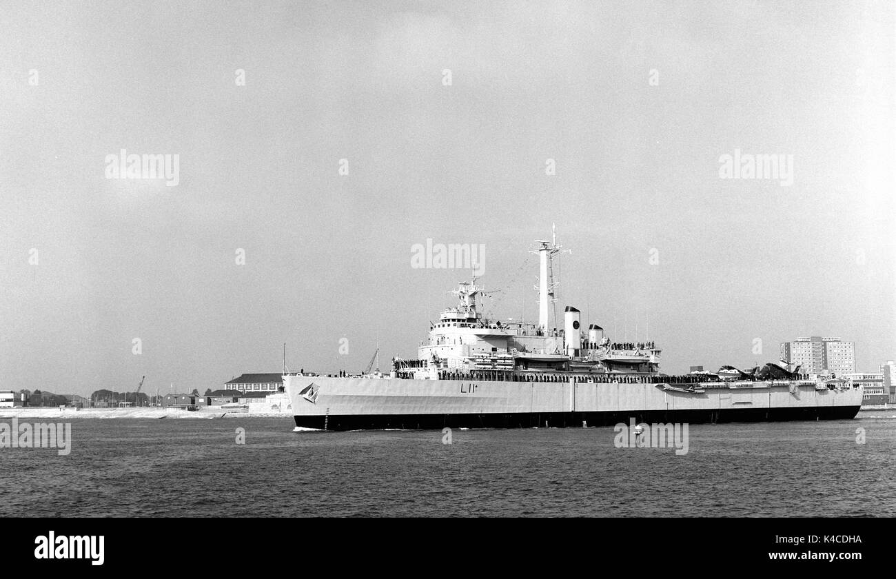 HMS Intrepid - L11 - classe impavido nave anfibio della British Royal Navy lasciando Portsmouth base navale del 16 settembre 1979 Foto Stock