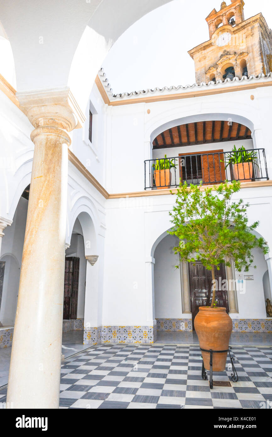 Corte interna del Palazzo Mayorazgo e il Campanile di Bas═lica De Santa Mar═a in Arcos De la Frontera, Città bianche dell'Andalusia, Provincia di Cêdiz, Spagna Foto Stock