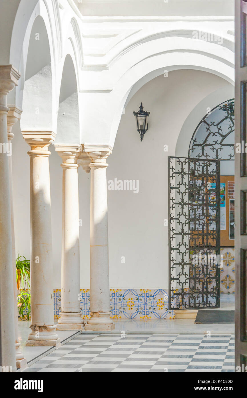 Corte interna del Palazzo Mayorazgo di Arcos De la Frontera, Città bianche dell'Andalusia, Provincia di Cêdiz, Spagna Foto Stock