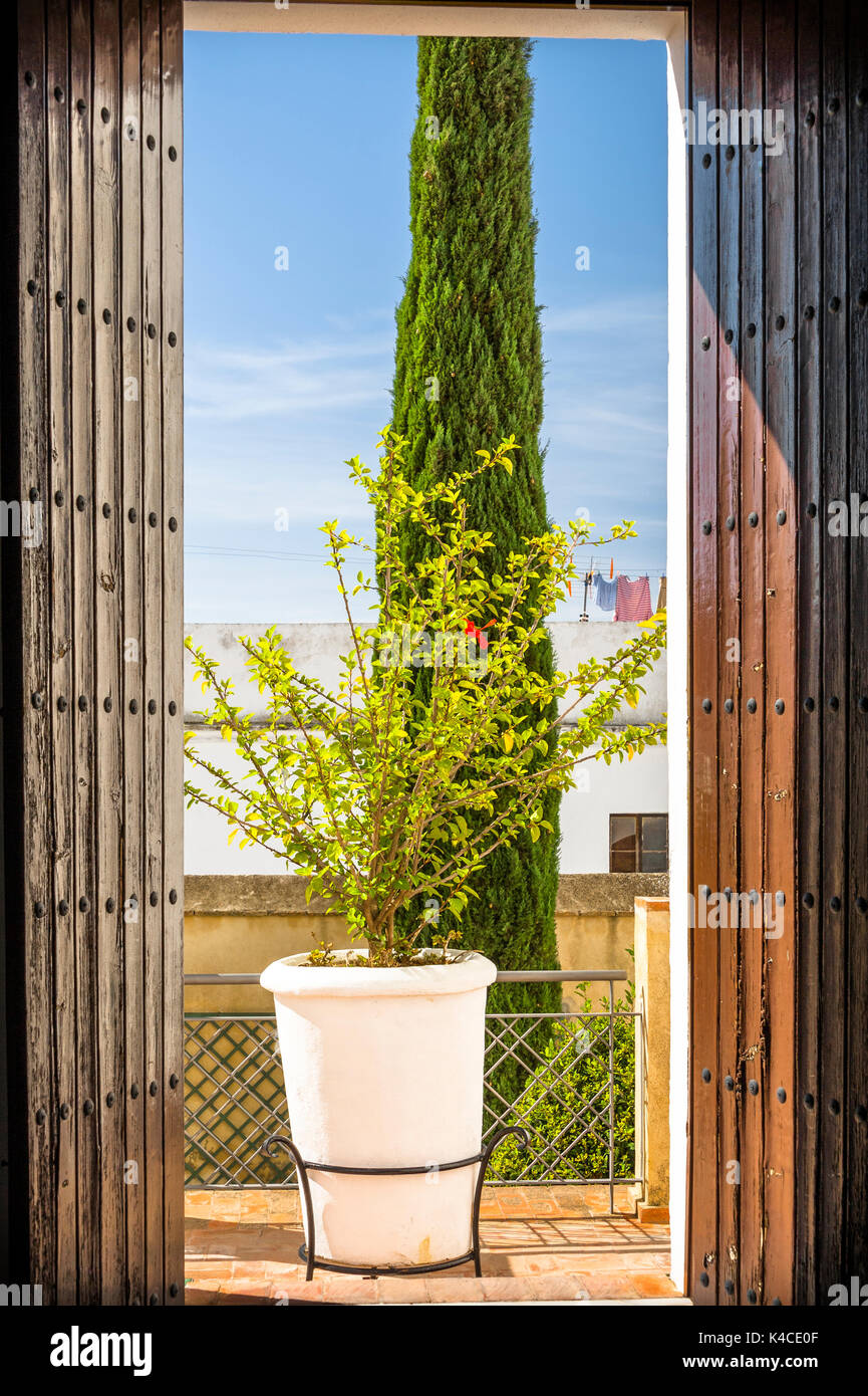 Apri la doppia porta della terrazza dalla corte interna del Palazzo Mayorazgo in Arcos De la Frontera, Città bianche dell'Andalusia, Provincia di Cêdiz, Spagna Foto Stock