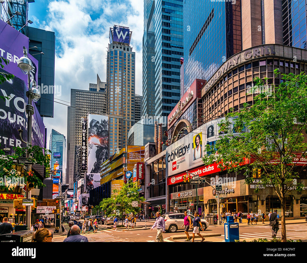 Scenario di strada a Broadway in Manhattan NYC, nei pressi di times square. foto con traffico e cabine e il famoso teatro di musical e di annunci e billdboards. Foto Stock