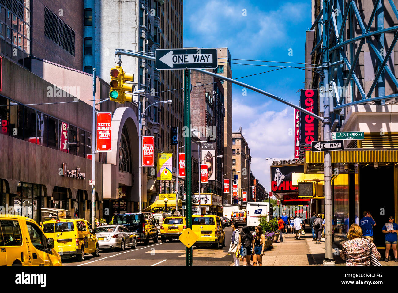 New York City - Giugno 14, 2017: Street scenario a Broadway in Manhattan, New York. Immagine con traffico e cabine e il famoso teatro di musical e di annunci e Foto Stock