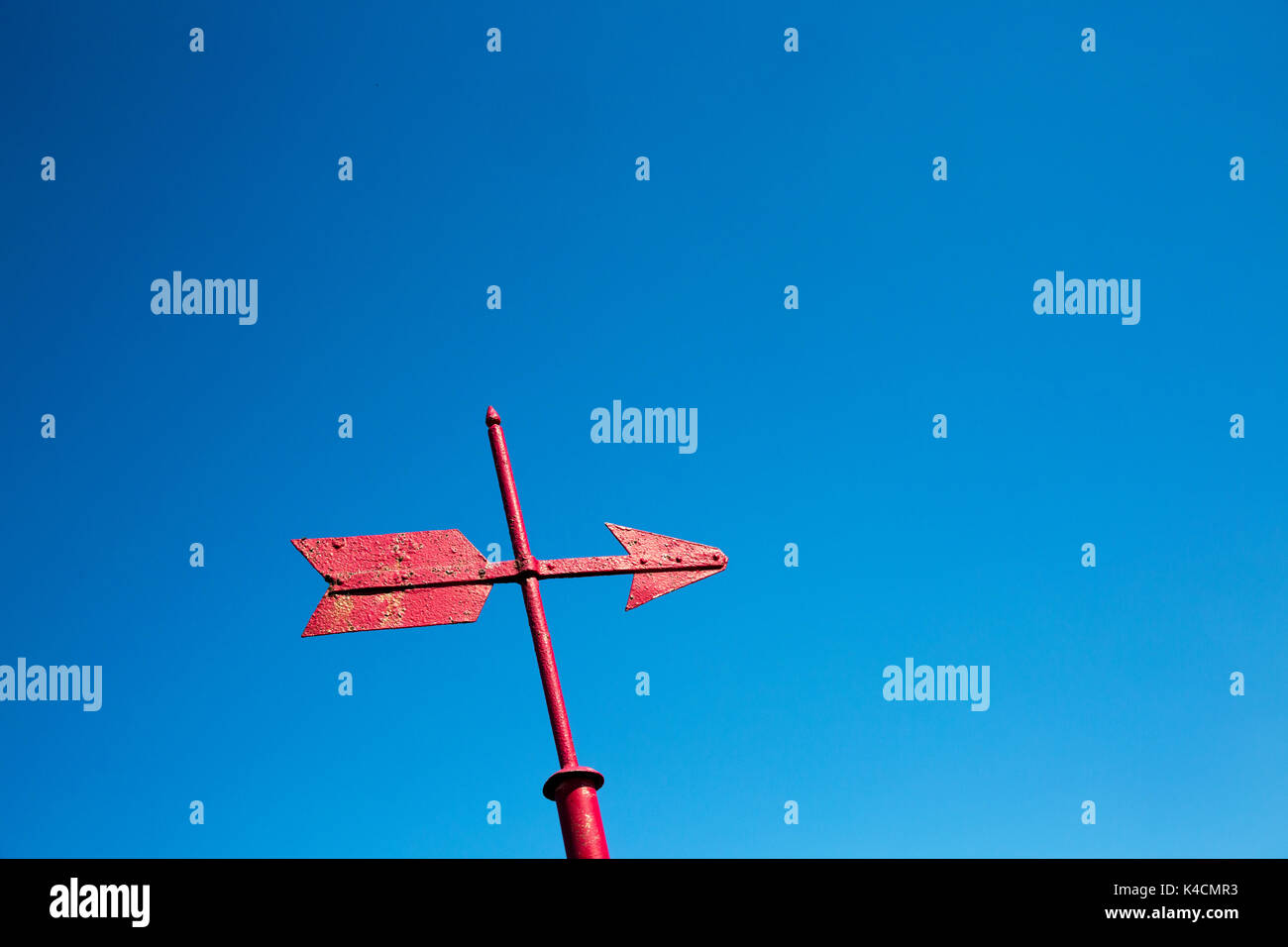 Red Banderuola, Weathervane contro il cielo blu Foto Stock