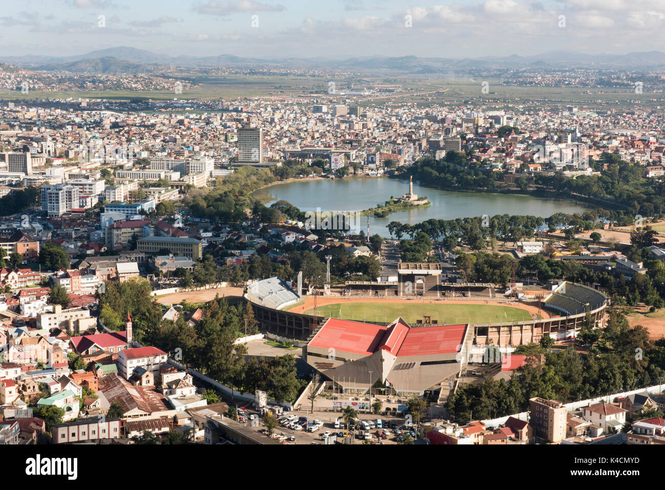 Centro di Antananarivo, tra cui il lago Anosy e Mahamasina Municipal Stadium, Antananarivo, Madagascar Foto Stock