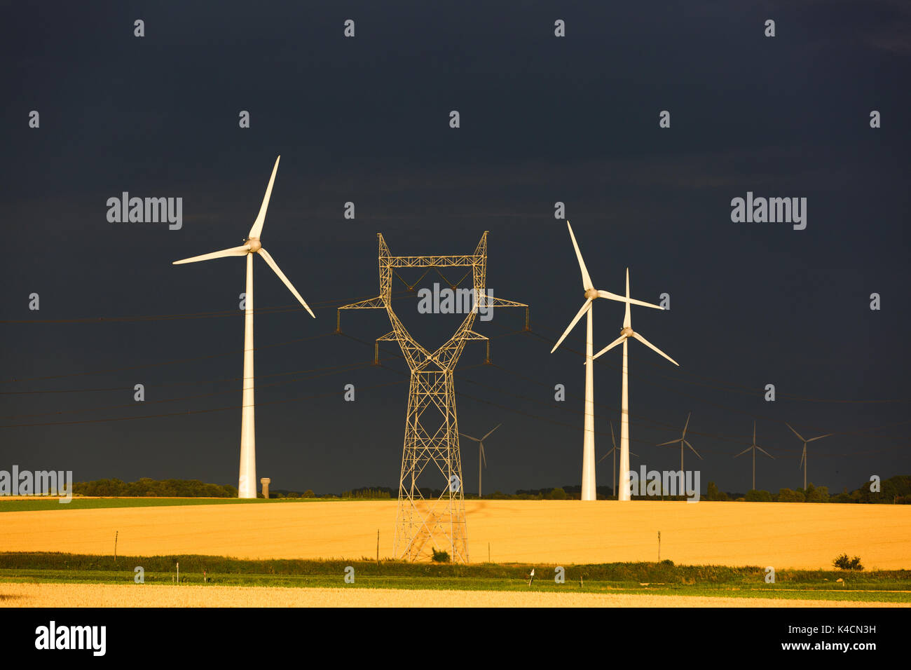 Impianti di energia eolica e montante di elettricità Foto Stock