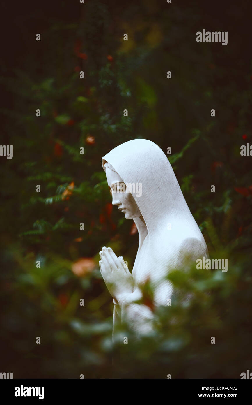 Maria nella preghiera, statua Foto Stock