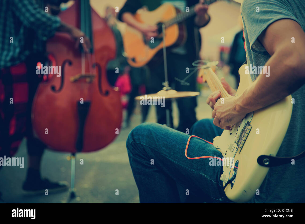 Musicista di strada con contrabbasso e chitarra, batteria, Retro Foto Stock
