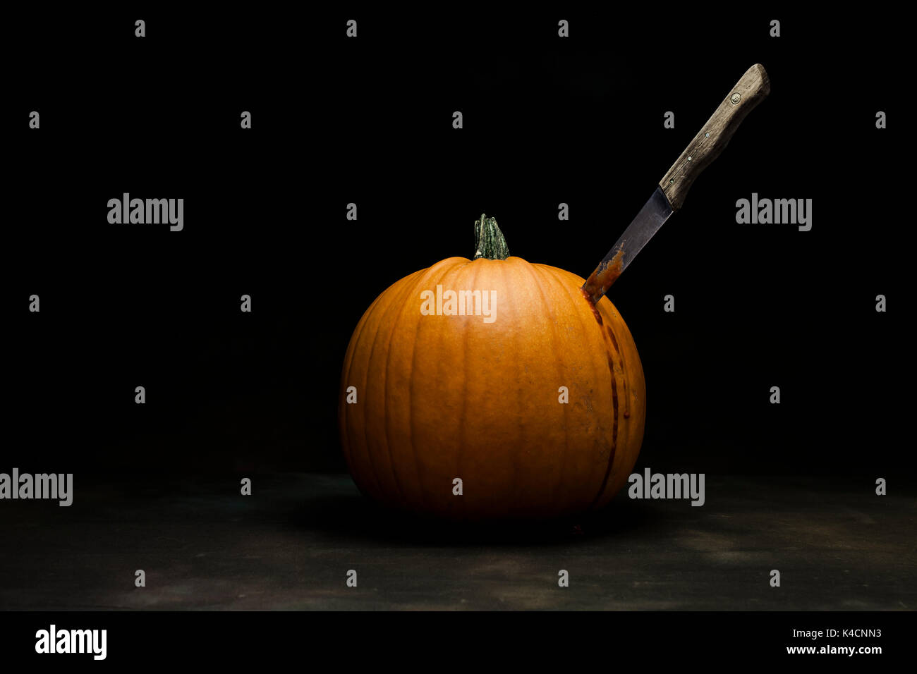 La zucca con il coltello insanguinato, Halloween, Studio Shot Foto Stock