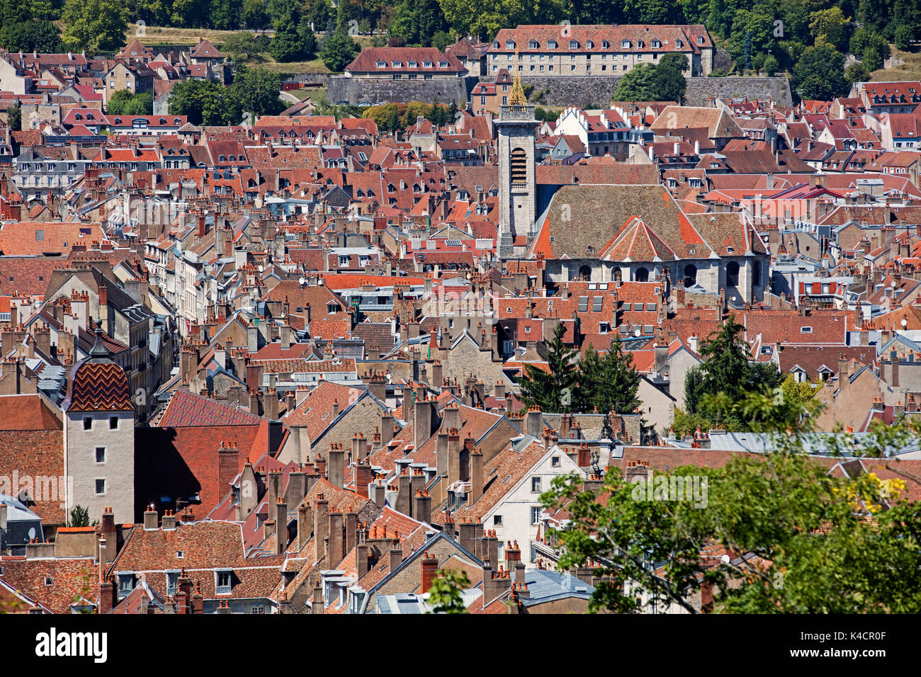 Vista dall'alto sulla città vecchia e la chiesa di église Saint-Pierre / San Pietro di Besançon, Doubs, Borgogna-Franche-Comté, Francia Foto Stock