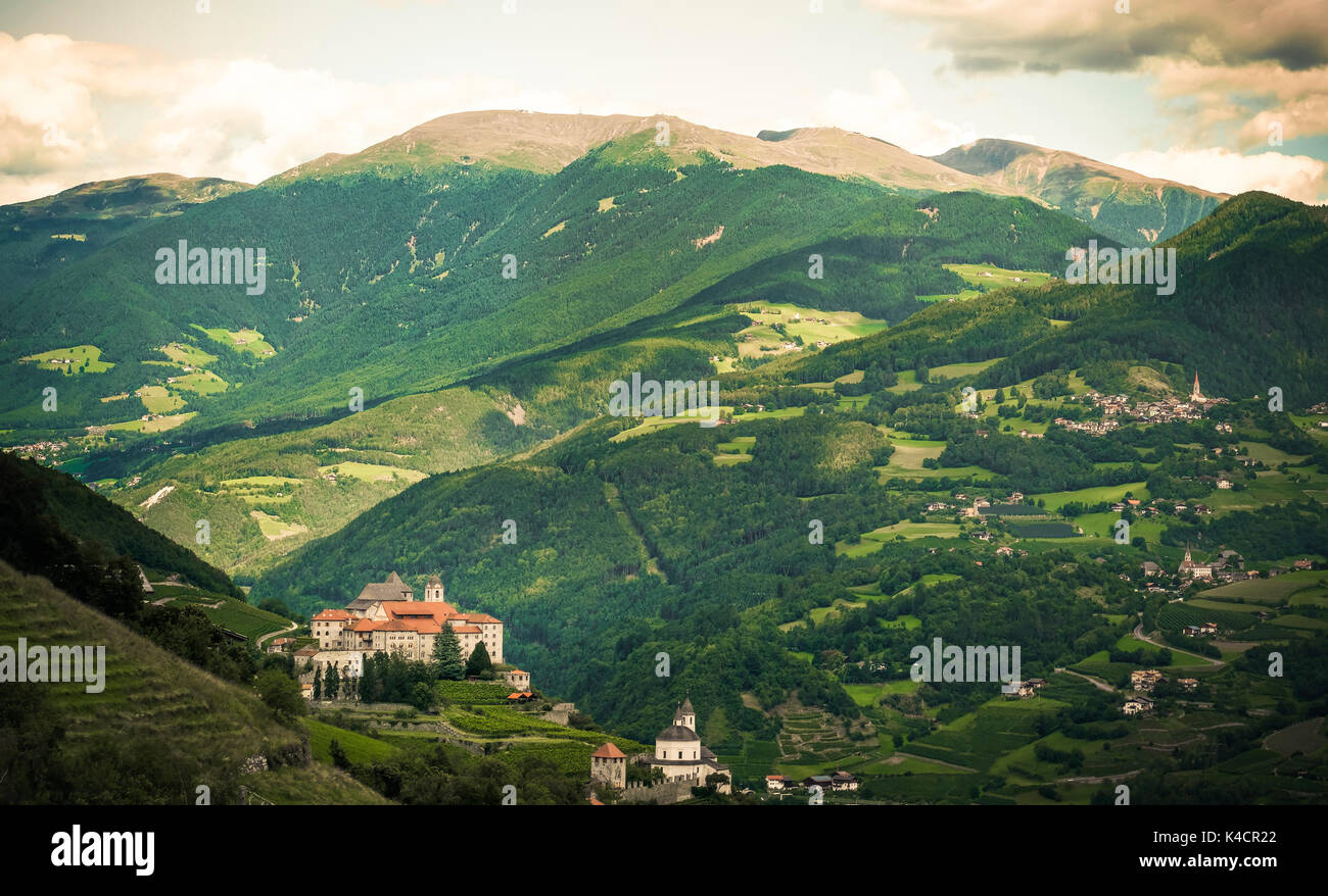 Paesaggio montano sul Monastero di Sabiona (abbazia di Säben) - Bressanone - Alto Adige Italia Foto Stock