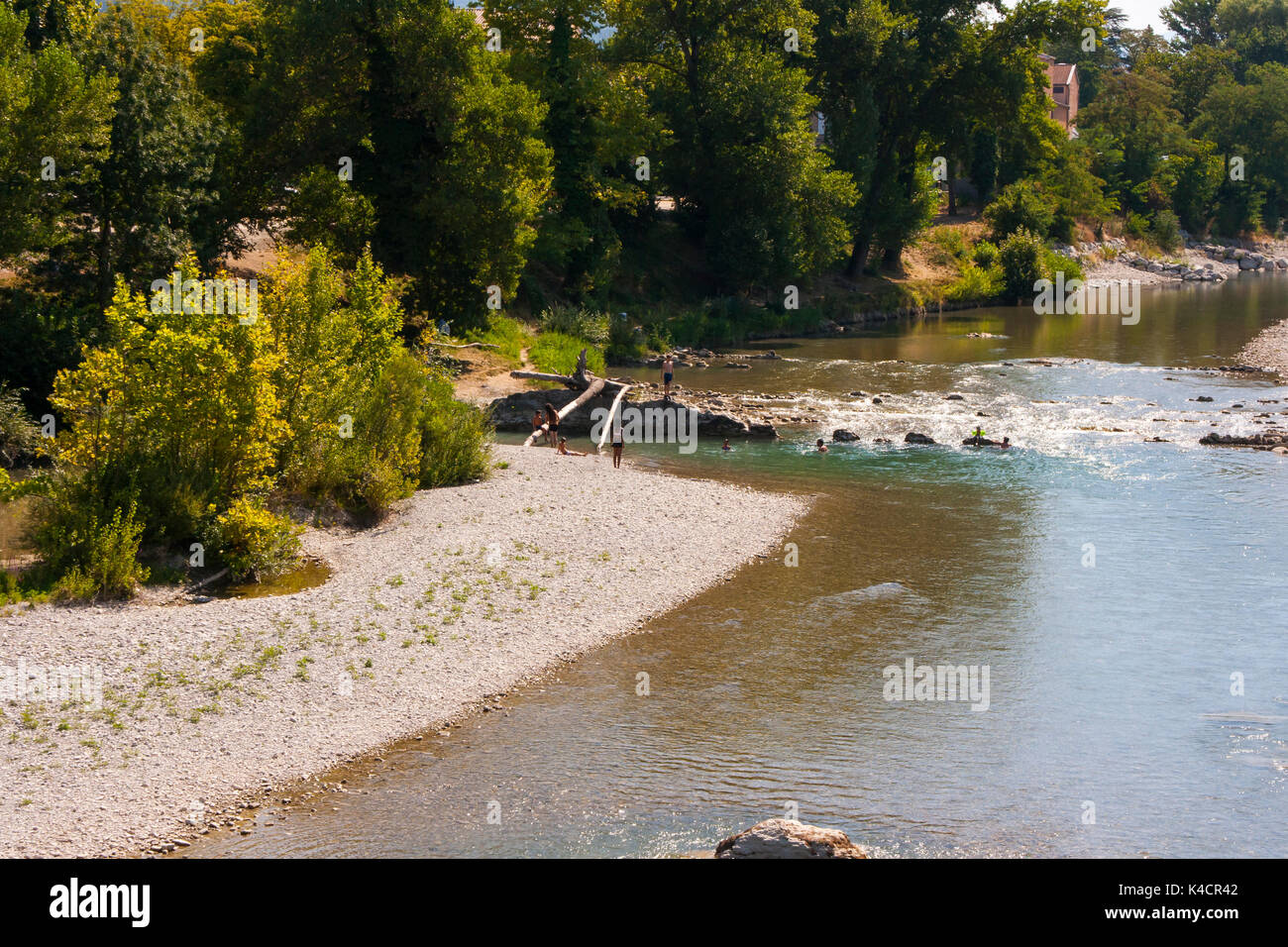 Una vista del fiume Drome nel Sud Est della Francia all'altezza dell'estate quando il fiume è a un livello basso e le spiagge di scisto si sono rivelate. Le alpi Foto Stock