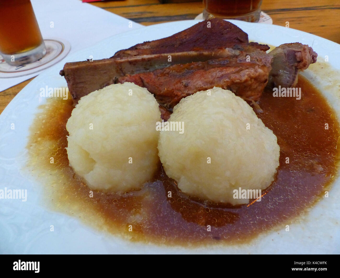 Schaeuferle francone con grasso croccante crosta, servito con gnocchi di patate e salsa Foto Stock