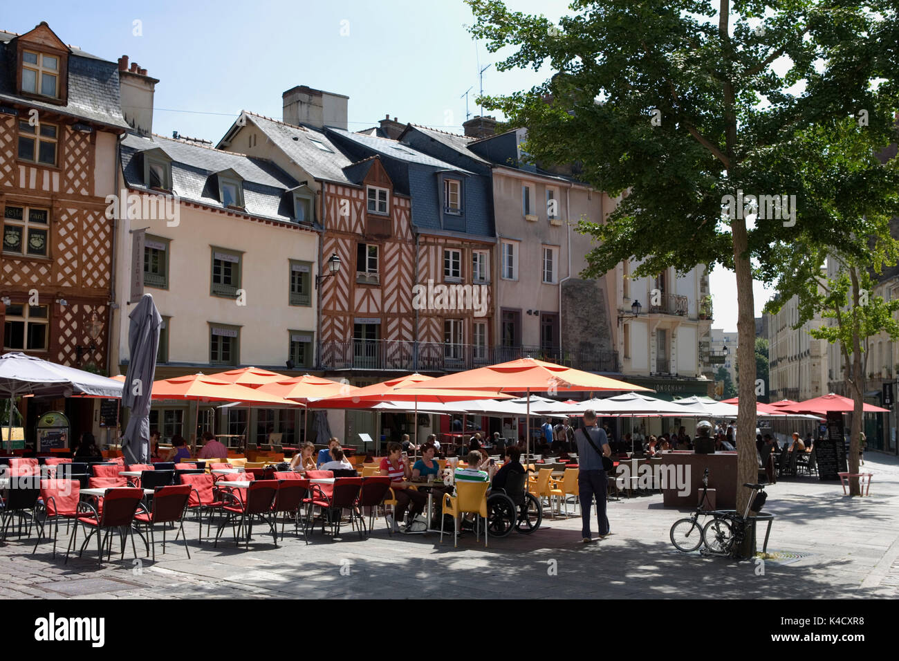 Rue Rallier du Baty, e Place St-Michel, Rennes, Bretagna, Francia: Vivace cultura dei caffè Foto Stock
