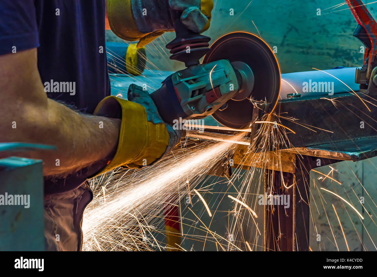 Le mole in metallo lucido molatura lucidatura, Spray dalla lavorazione metallo Foto Stock