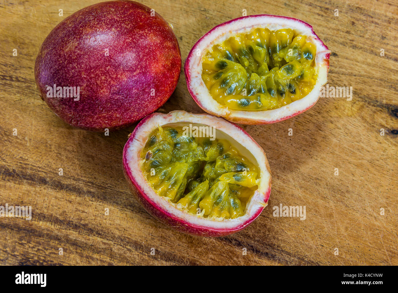 Passiflora foetida frutta malattia di fungo di frutto della passione su bianco Foto Stock
