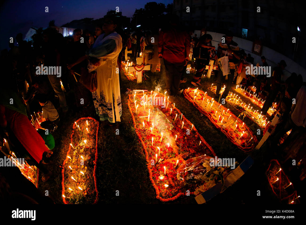 I membri della famiglia accendono le candele e metterli sulle tombe dei loro cari nel giorno della commemorazione di tutti i defunti nel novembre 02 al Santo Rosario chiesa cattolica di DHA Foto Stock