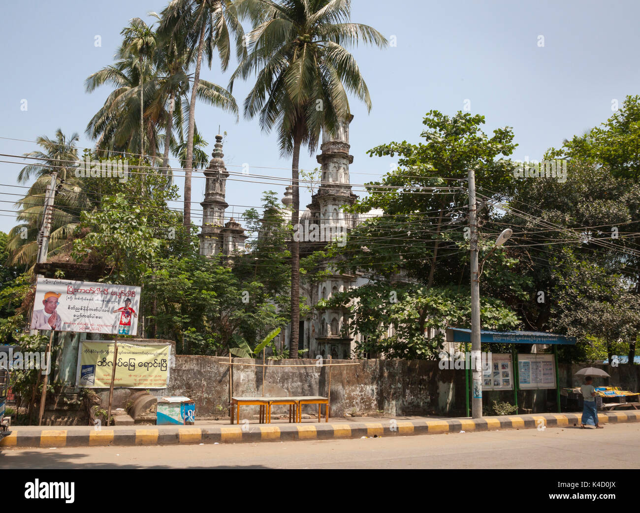 Filo spinato barricate fuori deserta moschea musulmana. Sittwe, Stato di Rakhine, Myanmar Foto Stock