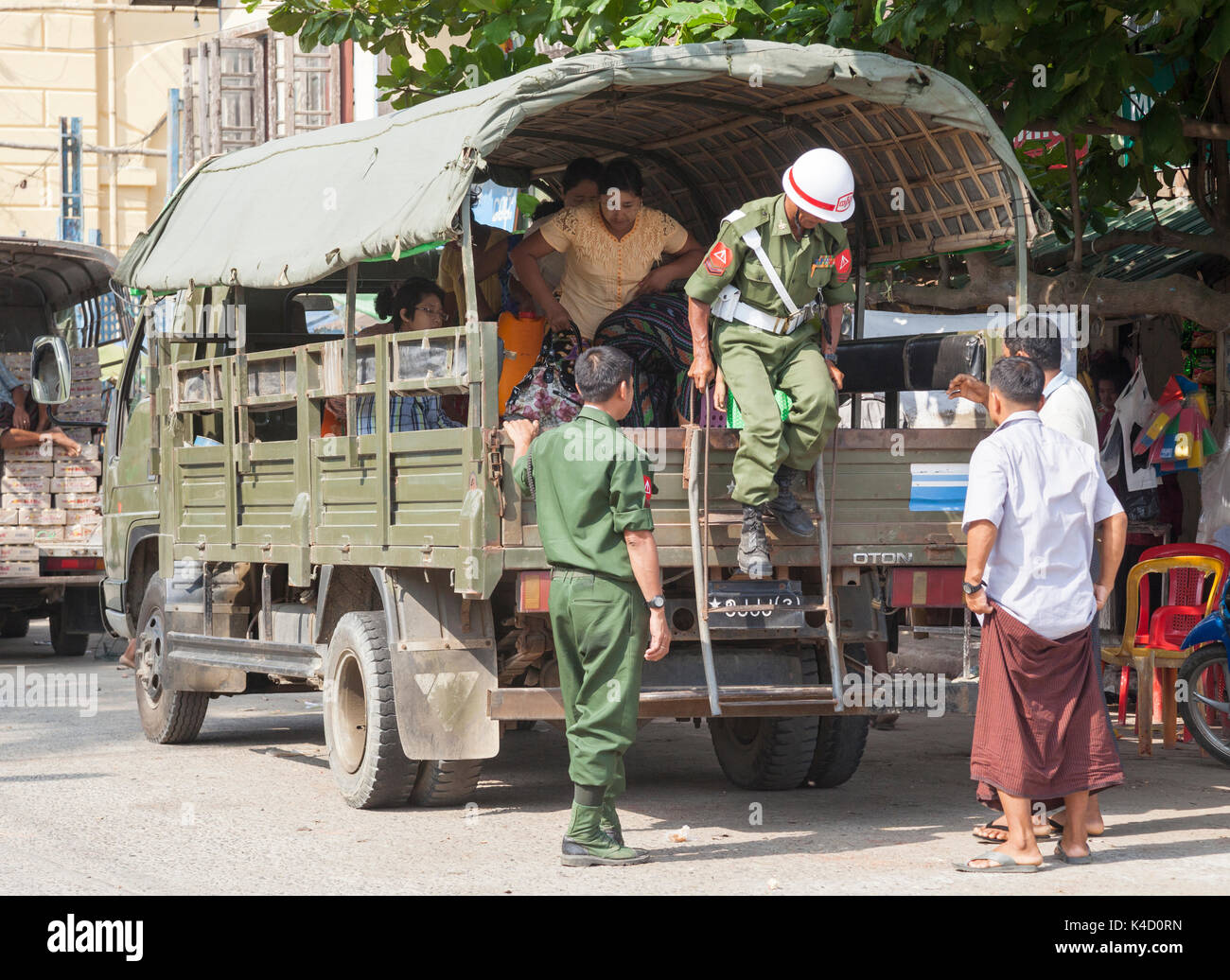 Myanmar polizia militare approda da army truck con i civili a Sittwe, Stato di Rakhine, Myanmar Foto Stock